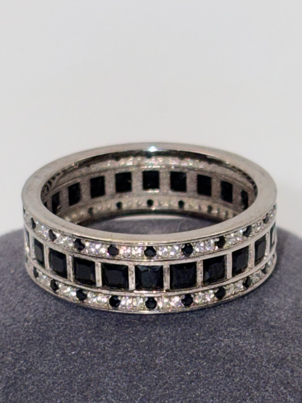 Jeulia Black & Silver Eternity Band
